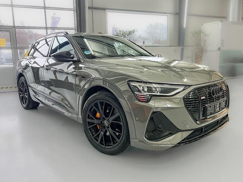 Grau Gebraucht 2022 Audi e-tron S-Line SUV | 36.900 € (Teuer) - Bild 1/4