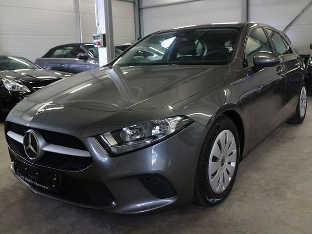 Grau Gebraucht 2020 Mercedes A180 Limousine | 19.900 € (Guter Preis) - Bild 1/4
