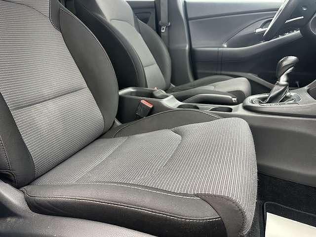 Gebraucht Hyundai i30 Pure 101 PS (74 kW) 2017 Rot metallic