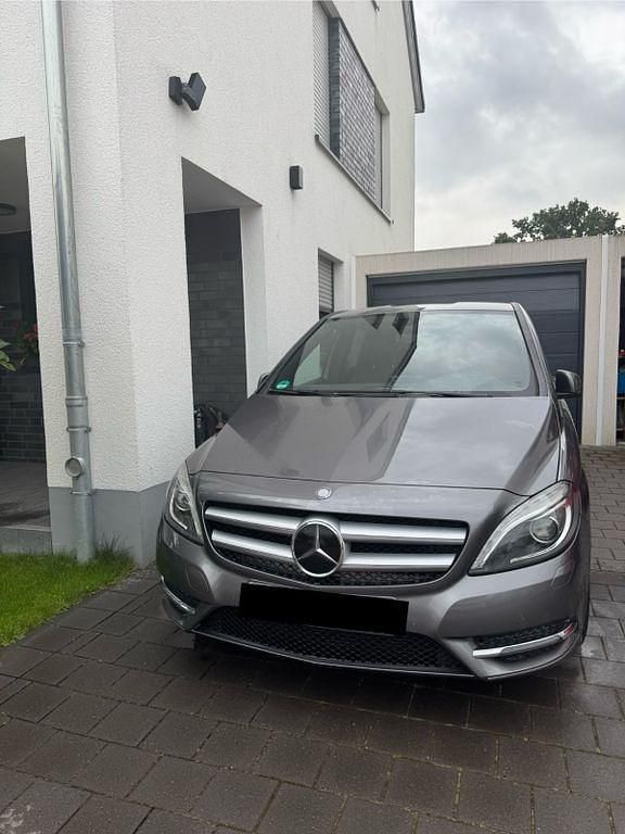 Grau Gebraucht 2014 Mercedes B180 Van / Kleinbus | 7.500 € (Superpreis) - Bild 1/4