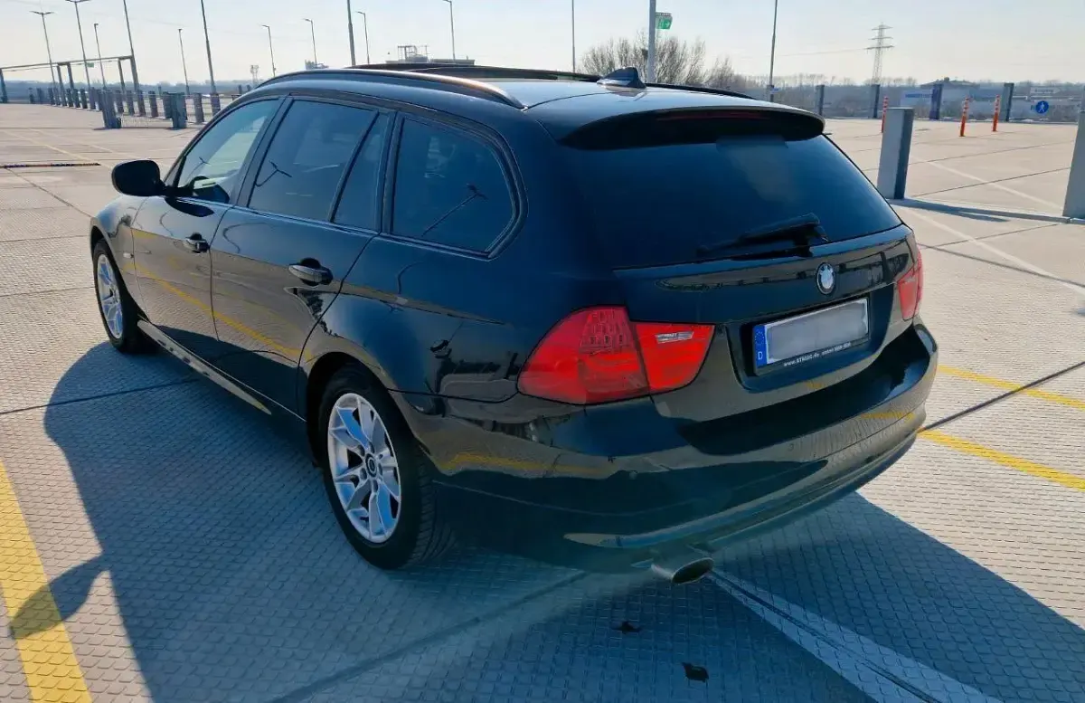Gebraucht BMW 320 184 PS (135 kW) 2011 Schwarz Kombi