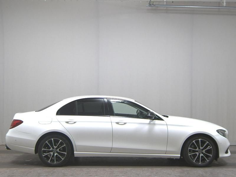 Polarweiss Gebraucht 2019 Mercedes E300 Avantgarde Limousine | 22.480 € (Superpreis) - Bild 1/4