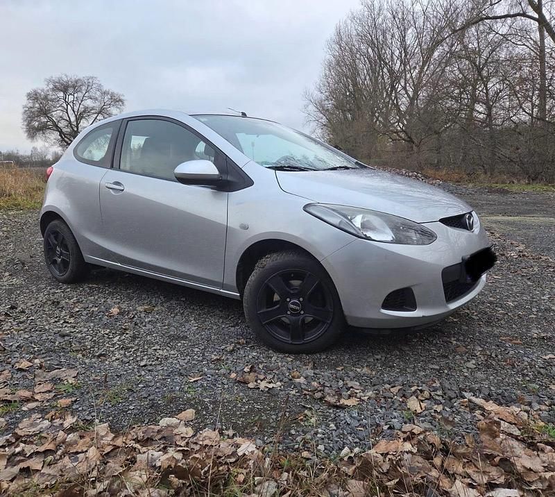 Grau Gebraucht 2009 Mazda 2 Limousine | 4.500 € - Bild 1/4