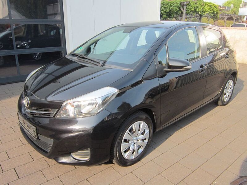 Schwarz Gebraucht 2013 Toyota Yaris Cool Limousine | 6.666 € (Fairer Preis) - Bild 1/4