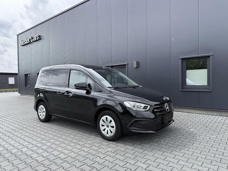 Schwarz Gebraucht 2023 Mercedes T160 Van / Kleinbus | 20.990 € (Guter Preis) - Bild 1/4