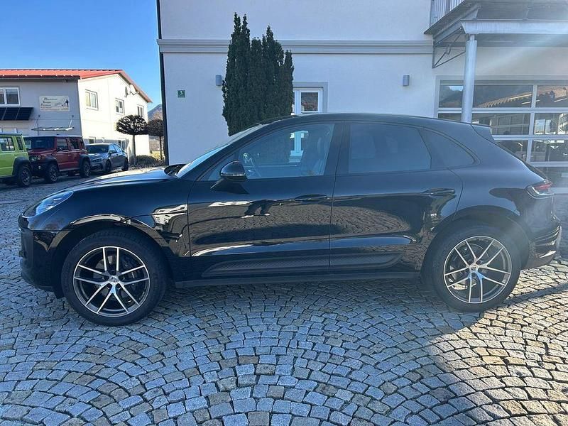 Gebraucht Porsche Macan 265 PS (194 kW) 2023 Tiefschwarz SUV