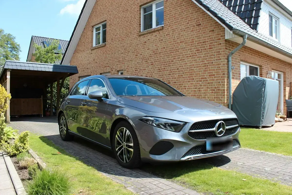 Gebraucht Mercedes A180 Progressive 136 PS (100 kW) 2023 Grau Limousine