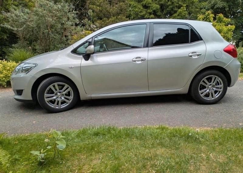 Grau Gebraucht 2008 Toyota Auris Kleinwagen | 3.200 € - Bild 1/4