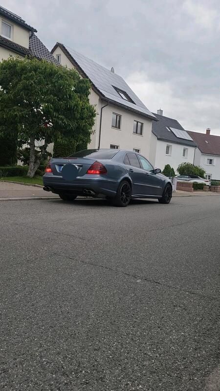Blau Gebraucht 2003 Mercedes E500 AMG Limousine | 10.500 € (Etwas zu teuer) - Bild 1/4