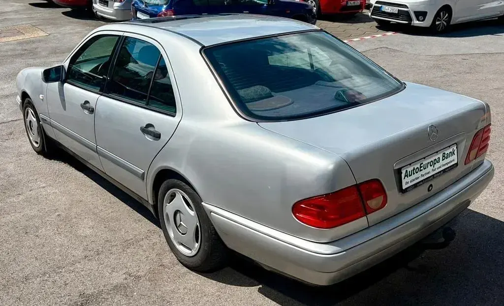 Brugt Mercedes E200 136 HK (100 kW) 1997 Sølv Sedan