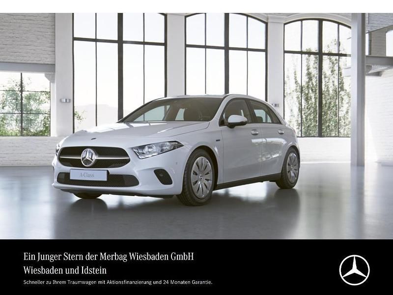 Polarweiß Gebraucht 2021 Mercedes A250 Business Limousine | 24.690 € (Guter Preis) - Bild 1/4