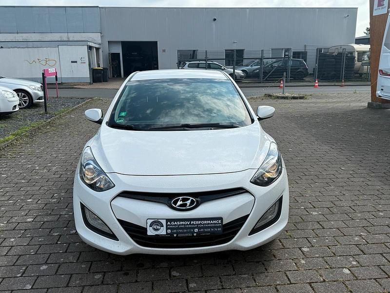 Weiß Gebraucht 2014 Hyundai i30 Limousine | 4.799 € (Fairer Preis) - Bild 1/4