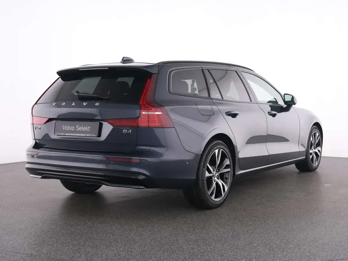Gebraucht Volvo V60 Plus 197 PS (144 kW) 2025 Blau Kombi