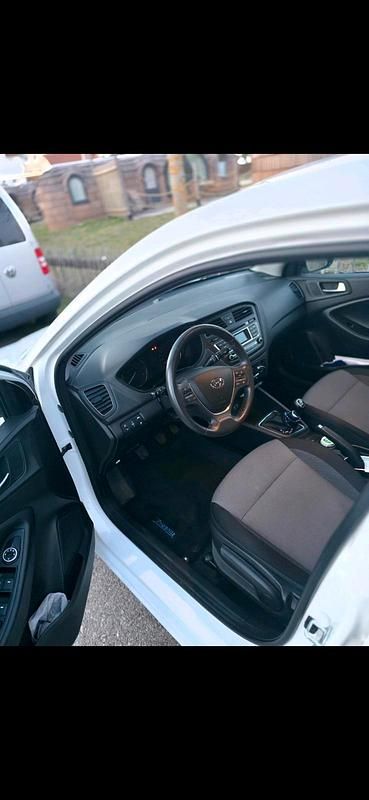 Gebraucht Hyundai i20 Trend 84 PS (61 kW) 2017 Weiß Kleinwagen