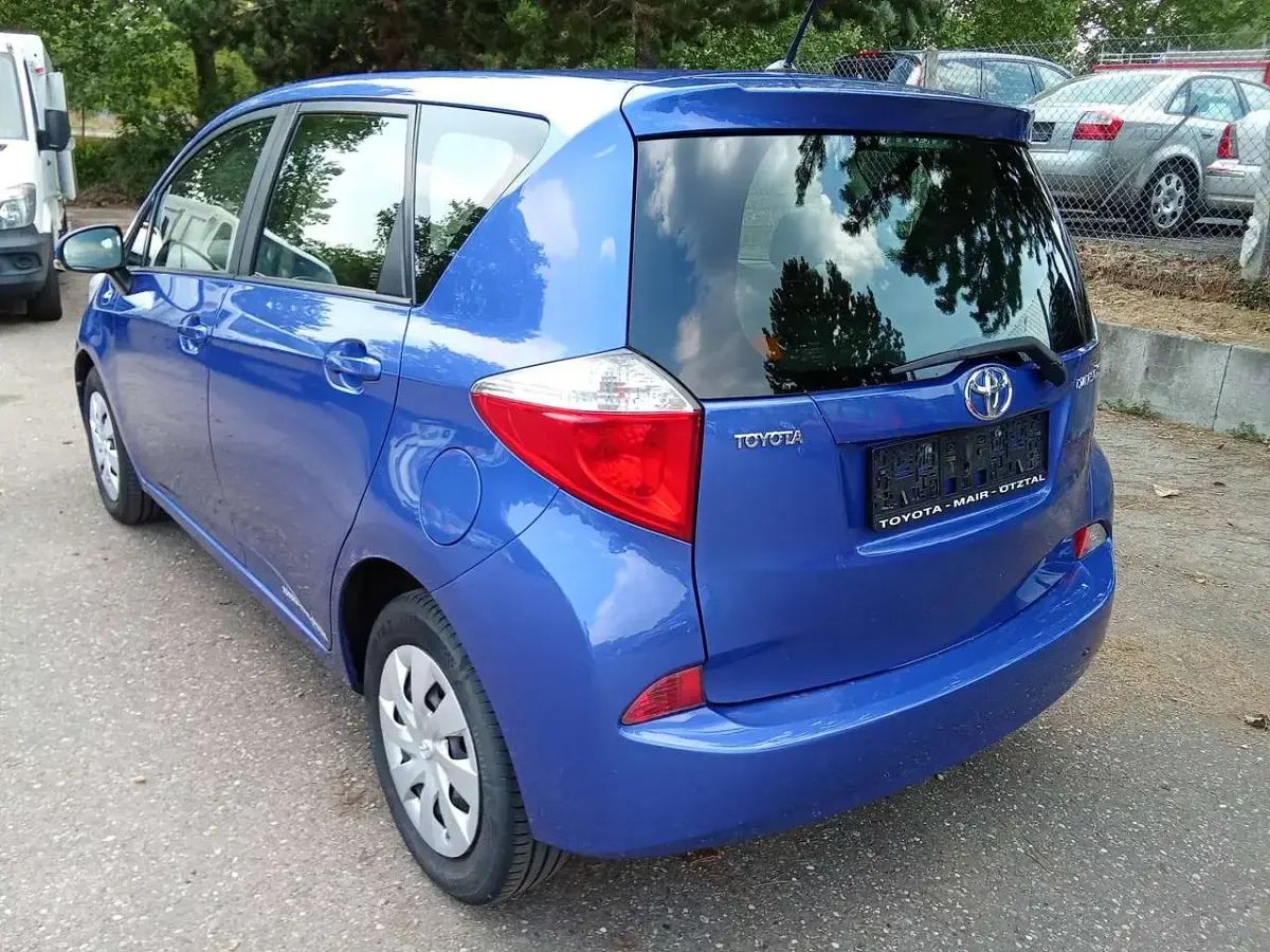 Gebraucht Toyota Verso-S Club 99 PS (72 kW) 2013 Blau Van / Kleinbus