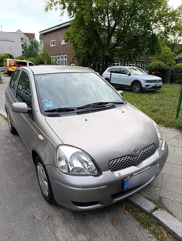 Grau Gebraucht 2004 Toyota Yaris Kleinwagen | 3.200 € (Etwas zu teuer) - Bild 1/4
