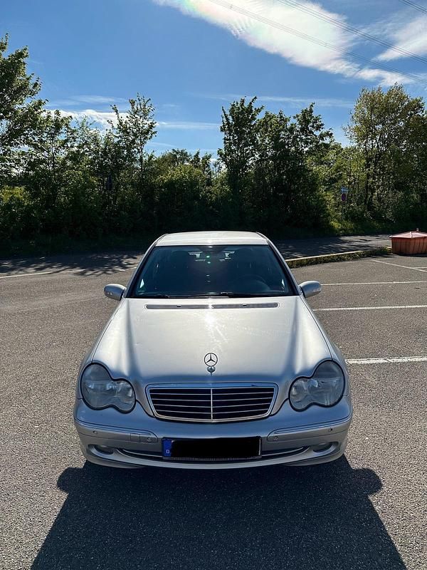 Silber Gebraucht 2000 Mercedes C200 Avantgarde Limousine | 2.800 € - Bild 1/4