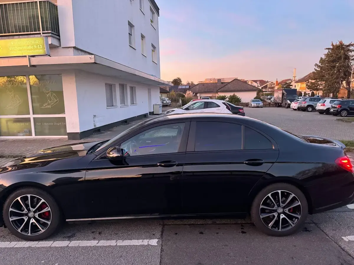 Gebraucht Mercedes E220 Premium 194 PS (142 kW) 2021 Schwarz Limousine