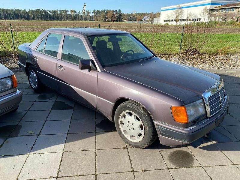 Blau Gebraucht 1992 Mercedes E230 Limousine | 4.990 € - Bild 1/4