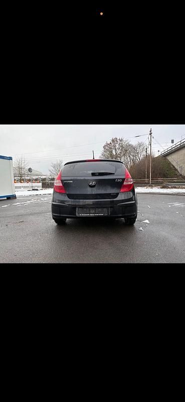 Gebraucht Hyundai i30 109 PS (80 kW) 2010 Schwarz Limousine