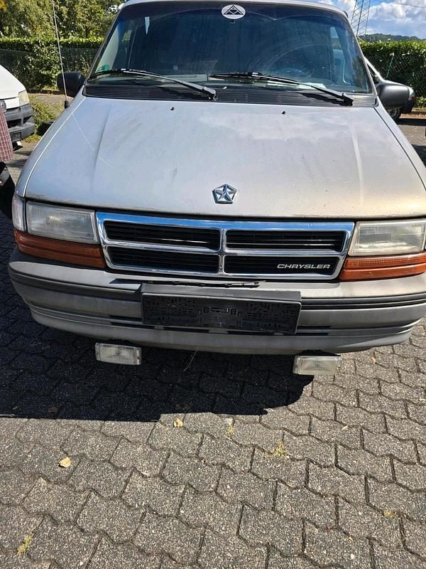 Grau Gebraucht 1993 Chrysler Grand Voyager Van / Kleinbus | 2.200 € - Bild 1/4
