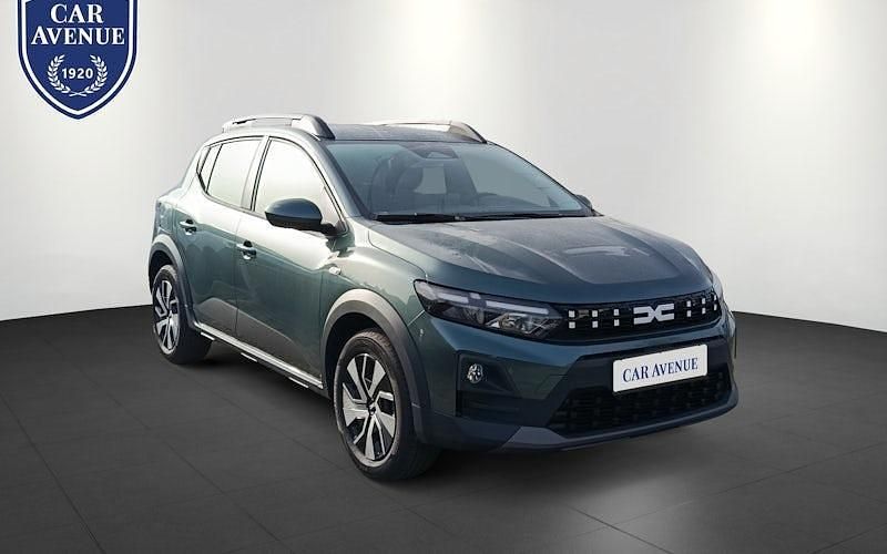 Neu Dacia Sandero Expression 110 PS (80 kW) 2026 Grün Limousine