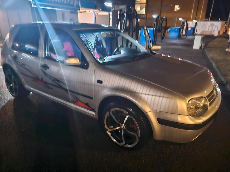 Silber Gebraucht 2002 VW Golf Limousine | 3.333 € (Fairer Preis) - Bild 1/4