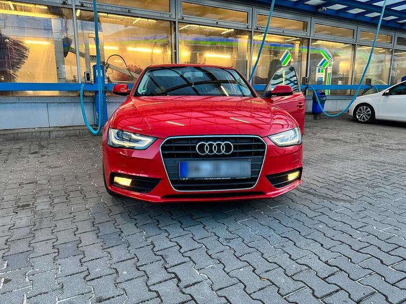 Gebraucht Audi A4 170 PS (125 kW) 2012 Rot Limousine