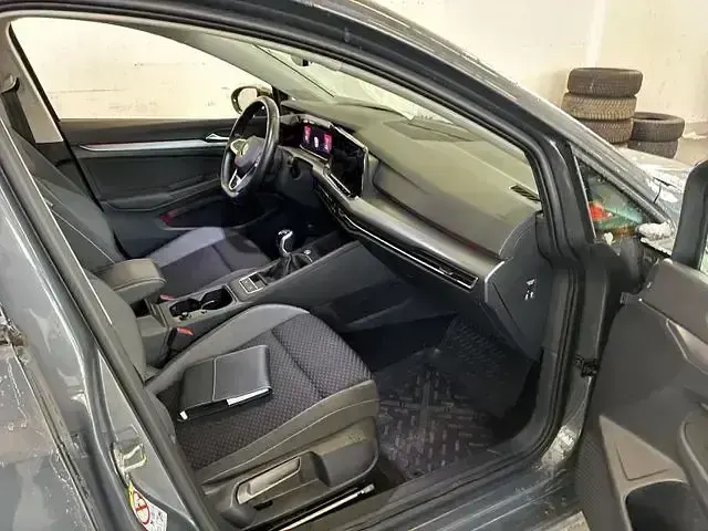 Używany VW Golf VIII Active 150 KM (110 kW) 2023 Szary Sedan/Limuzyna