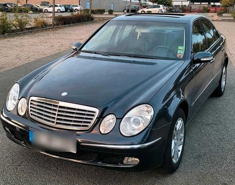 Blau Gebraucht 2004 Mercedes E200 Limousine | 2.899 € (Superpreis) - Bild 1/4
