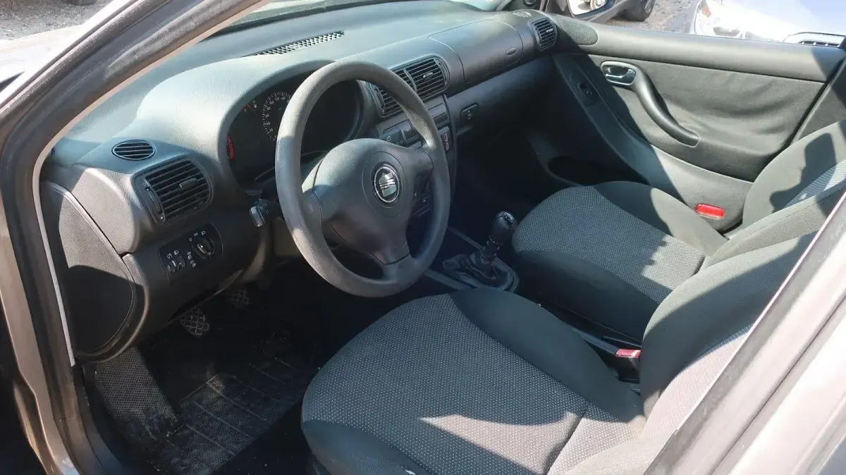 Używany Seat Leon Stella 105 KM (77 kW) 2005 Szary Hatchback