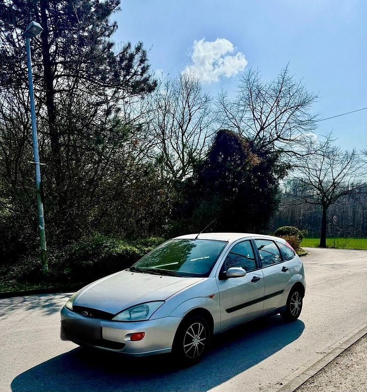 Second-hand Ford Focus 75 CP (55 kW) 1999 Argintiu Berlinǎ