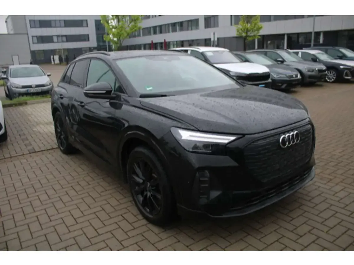 Second-hand Audi Q4 e-tron Basis 150 kW (204 CP) 2023 Negru SUV