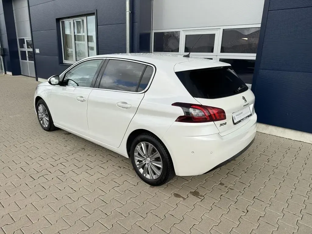 Gebraucht Peugeot 308 Allure 131 PS (96 kW) 2021 Perlmutt weiß perleffekt (metallic) Limousine