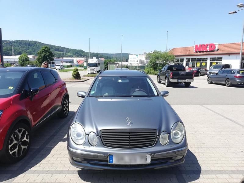 Grau Gebraucht 2005 Mercedes E280 Kombi | 2.600 € (Fairer Preis) - Bild 1/4