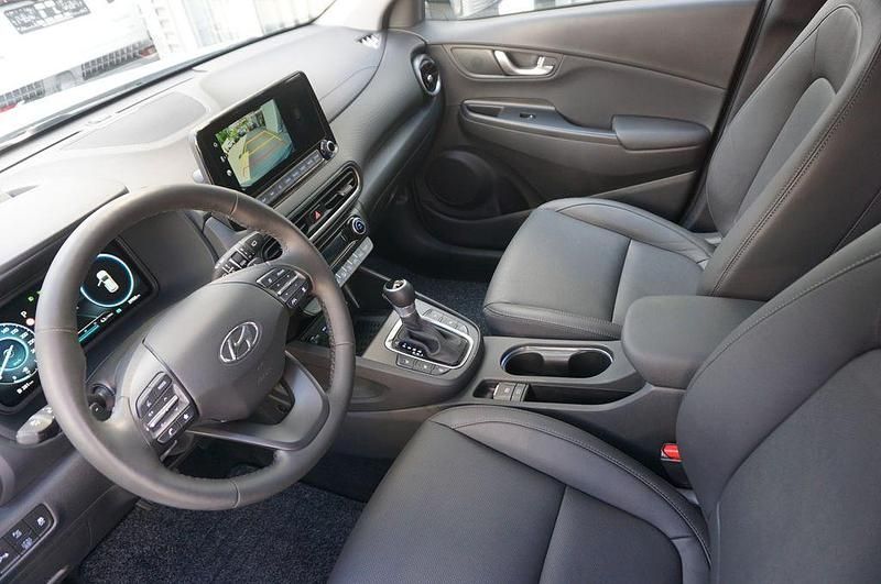 Atlas white / phantom black ro Gebraucht 2022 Hyundai Kona Prime SUV | 21.700 € (Fairer Preis) - Bild 1/4