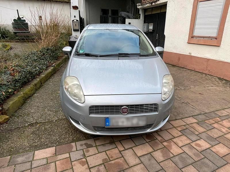 Grau Gebraucht 2009 Fiat Punto Limousine | 499 € - Bild 1/4