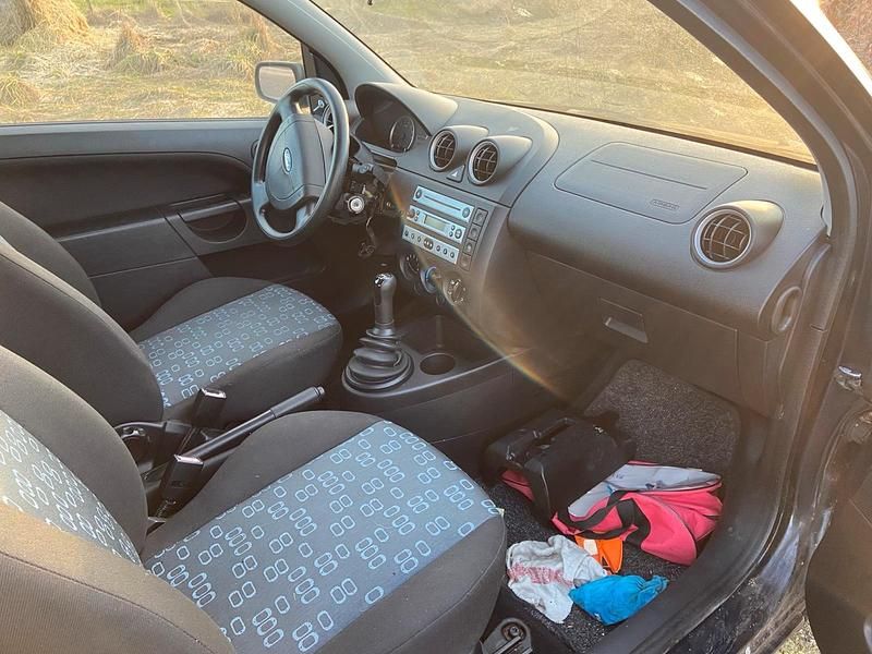 Gebraucht Ford Fiesta 90 PS (66 kW) 2005 Blau Kleinwagen