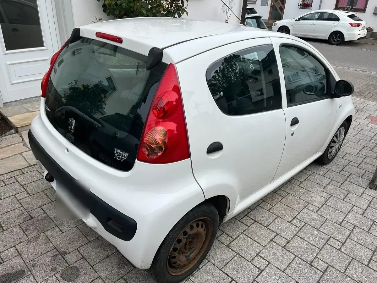 Gebraucht Peugeot 107 68 PS (50 kW) 2010 Weiß Kleinwagen