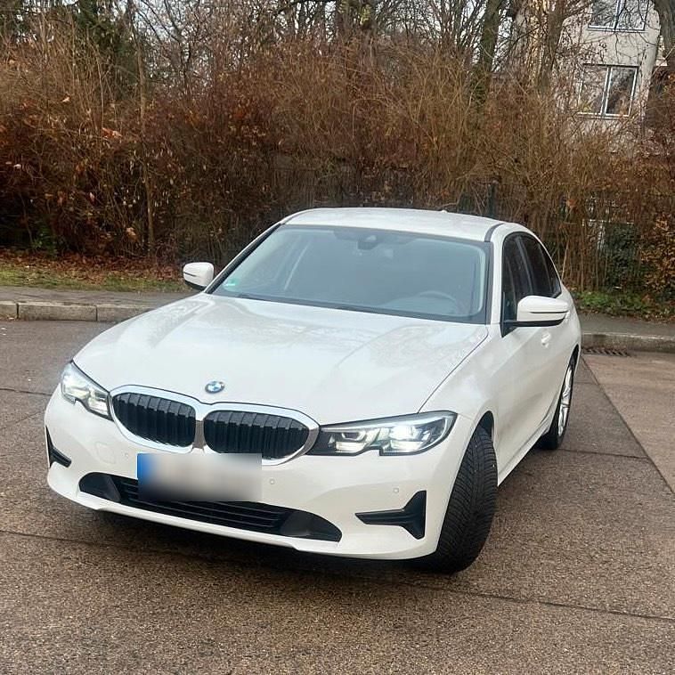 Weiß Gebraucht 2020 BMW 320 Limousine | 27.000 € (Fairer Preis) - Bild 1/4