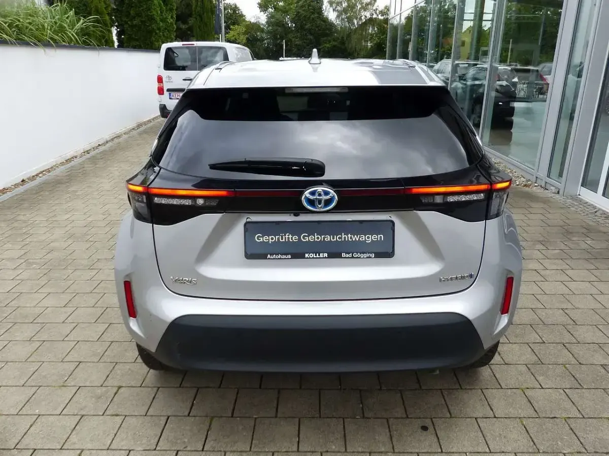 Gebraucht Toyota Yaris Cross 116 PS (85 kW) 2023 Silber SUV