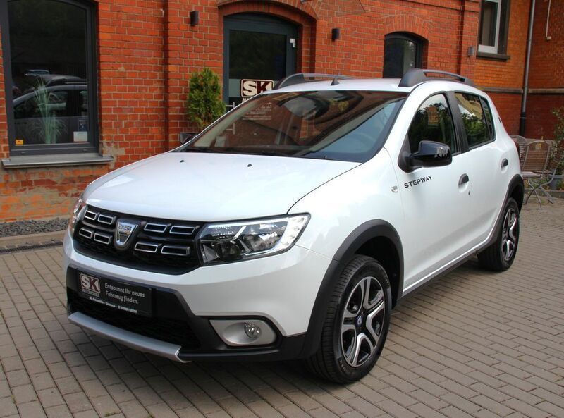 Weiß Gebraucht 2020 Dacia Sandero Celebration Kleinwagen | 12.999 € (Guter Preis) - Bild 1/4