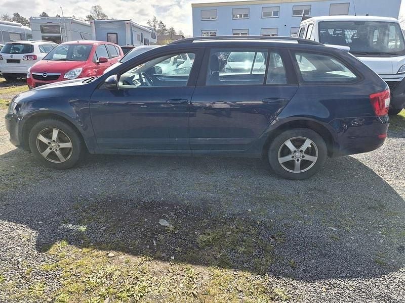 Gebraucht Skoda Octavia Ambition 105 PS (77 kW) 2014 Blau Kleinwagen