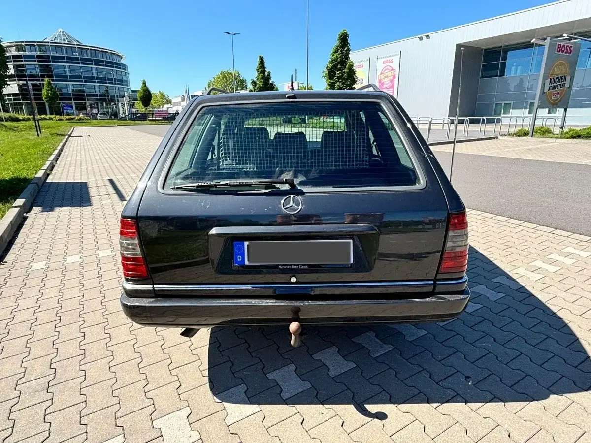 Używany Mercedes E300 179 KM (131 kW) 1990 Szary Kombi