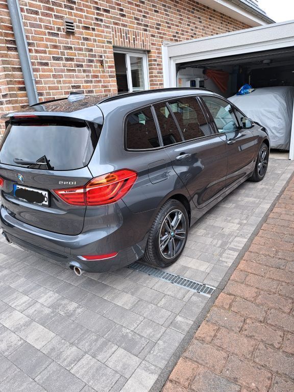 Grau Gebraucht 2021 BMW 220 Gran Tourer Sport Line Van / Kleinbus | 24.900 € (Guter Preis) - Bild 1/4