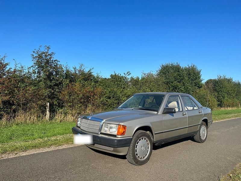 Second-hand Mercedes 190 72 CP (52 kW) 1987 Andere farben Berlinǎ
