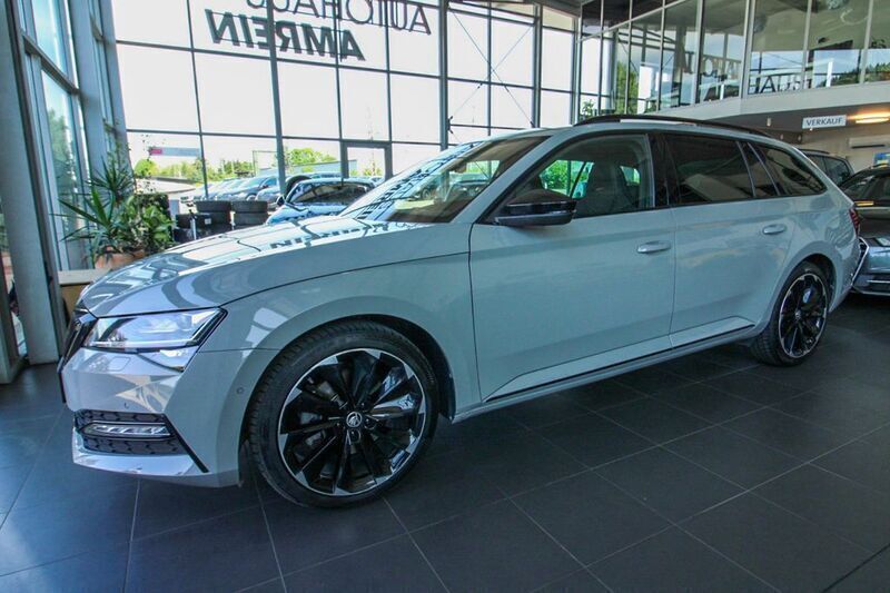 Grau Gebraucht 2023 Skoda Superb SportLine Kombi | 39.999 € (Superpreis) - Bild 1/4
