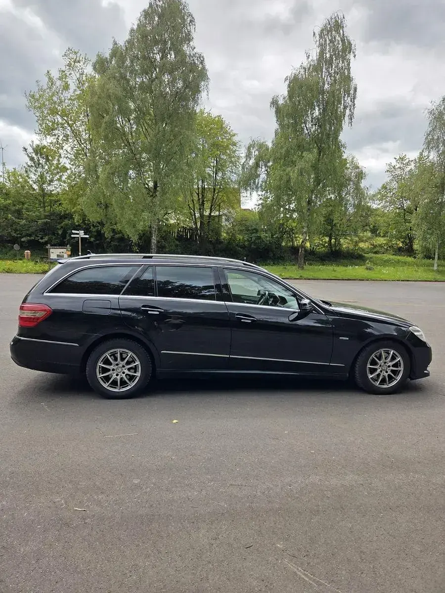 Gebraucht Mercedes E250 Avantgarde 204 PS (150 kW) 2011 Schwarz Kombi