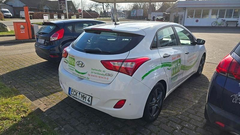 Gebraucht Hyundai i30 Style 99 PS (72 kW) 2013 Weiß Limousine