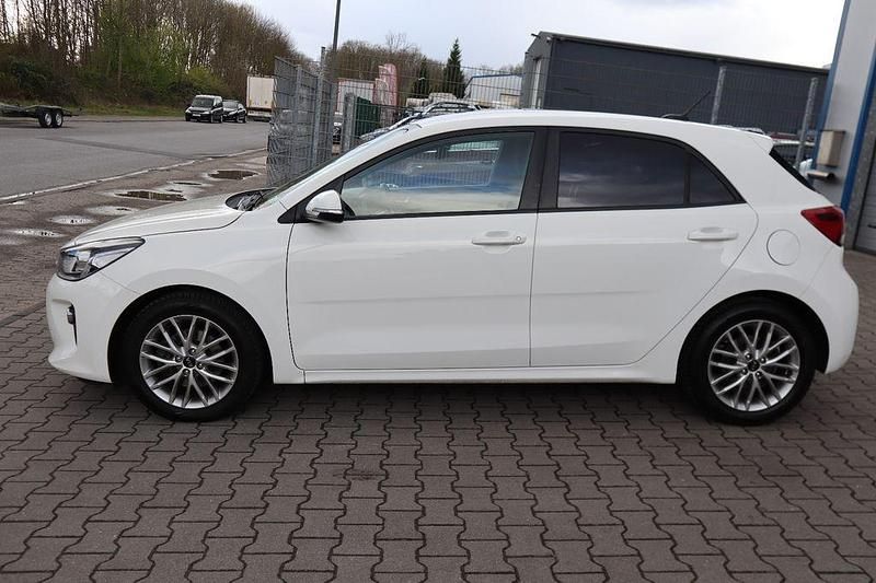 Gebraucht Kia Rio DREAM-TEAM Edition 101 PS (74 kW) 2017 Weiß Limousine